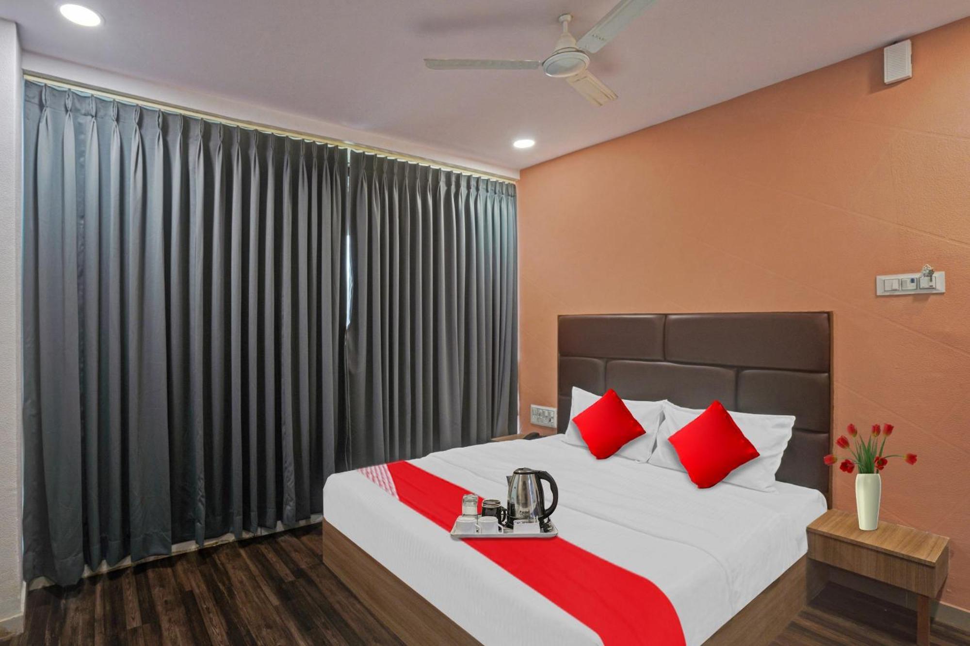 Hotel O Infinity Σουράτ Εξωτερικό φωτογραφία